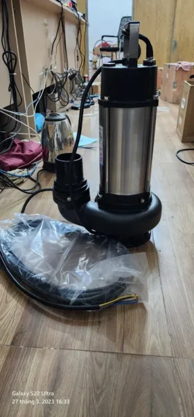 Bơm chìm nước thải thân gang đầu inox tại kho Trung Kiên
