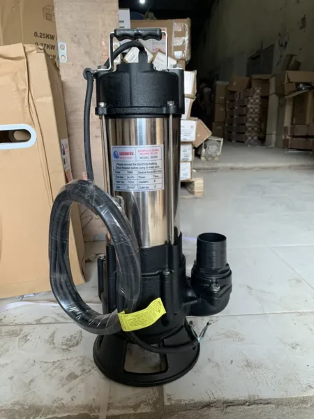 Bơm chìm nước thải thân gang đầu inox tại kho Trung Kiên