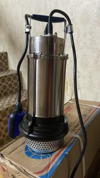 Bơm chìm nước thải thân gang đầu inox tại kho Trung Kiên