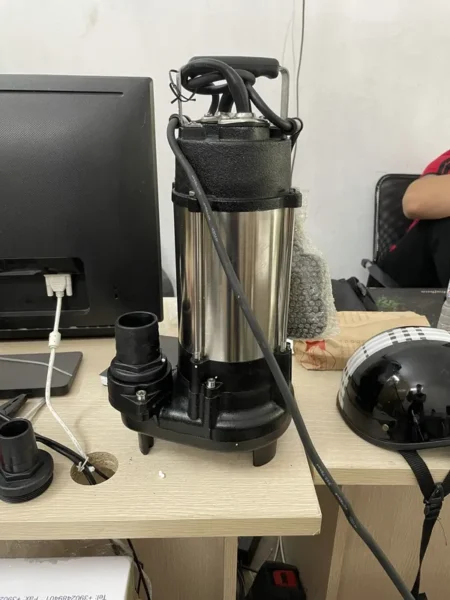 Bơm chìm nước thải thân gang đầu inox tại kho Trung Kiên