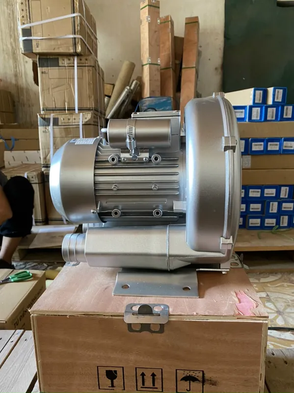 Cụm máy thổi khí và đường khí ra có vị trí lắp đồng hồ áp